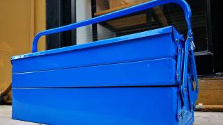 Kein geeigneter Grill: Ein blauer Werkzeugkoffer aus Metall 