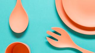 Orangenes Kunststoffgeschirr 