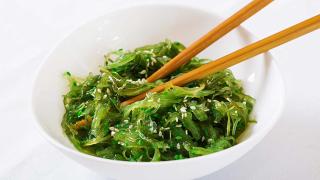 Eine Schale mit Algen und Essstäbchen