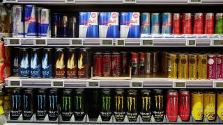 Ein Supermarktregal mit verschiedenen Energy-Drink-Marken