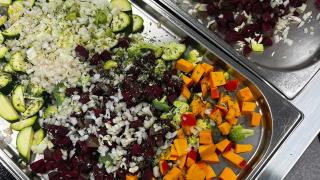 Kleingeschnittene Zucchini, Kürbis und anderes Gemüse