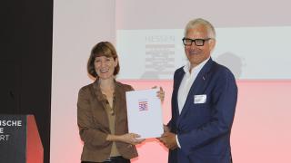 Sozialministerin Heike Hofmann übergibt den Förderbescheid an den Vorstand der Verbraucherzentrale Hessen, Philipp Wendt