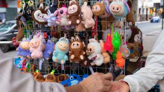 Straßenstand, an dem Labubus und andere Schlüsselanhänger verkauft werden